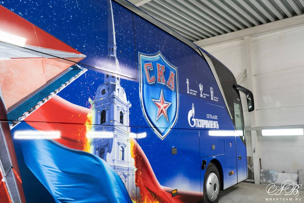 Хоккейный клуб СКА доверил нам оклейку нового автобуса своей команды.